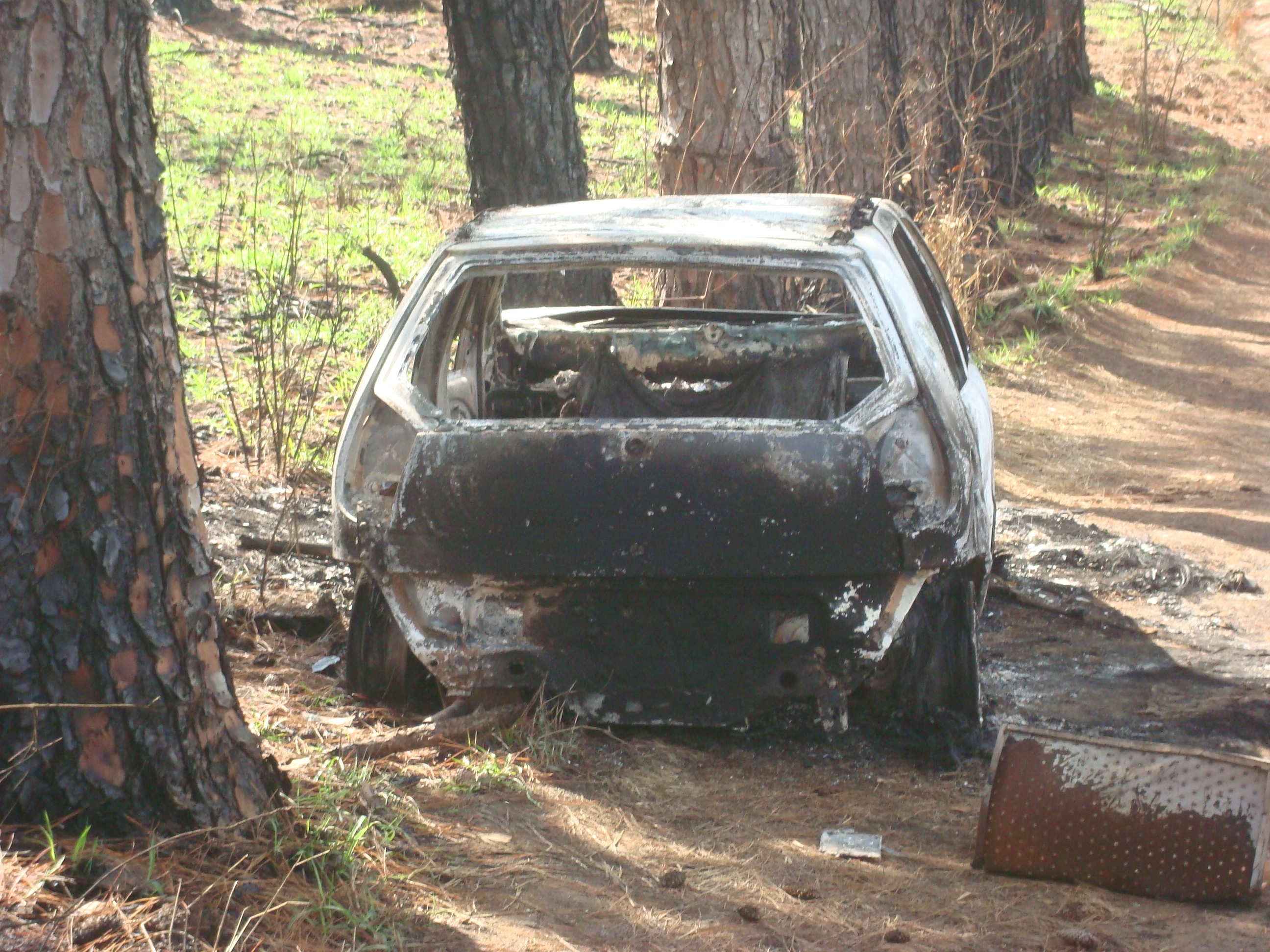 IBIÚNA - CARRO QUEIMADO COM UM CORPO DENTRO É ENCONTRADO NO BAIRRO DO ...