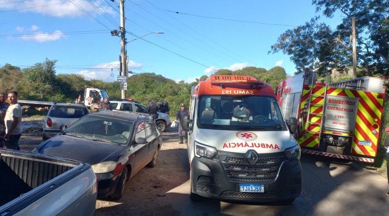 IBIÚNA – COLISÃO FRONTAL NA ESTRADA DA CACHOEIRA FERE MOTORISTA